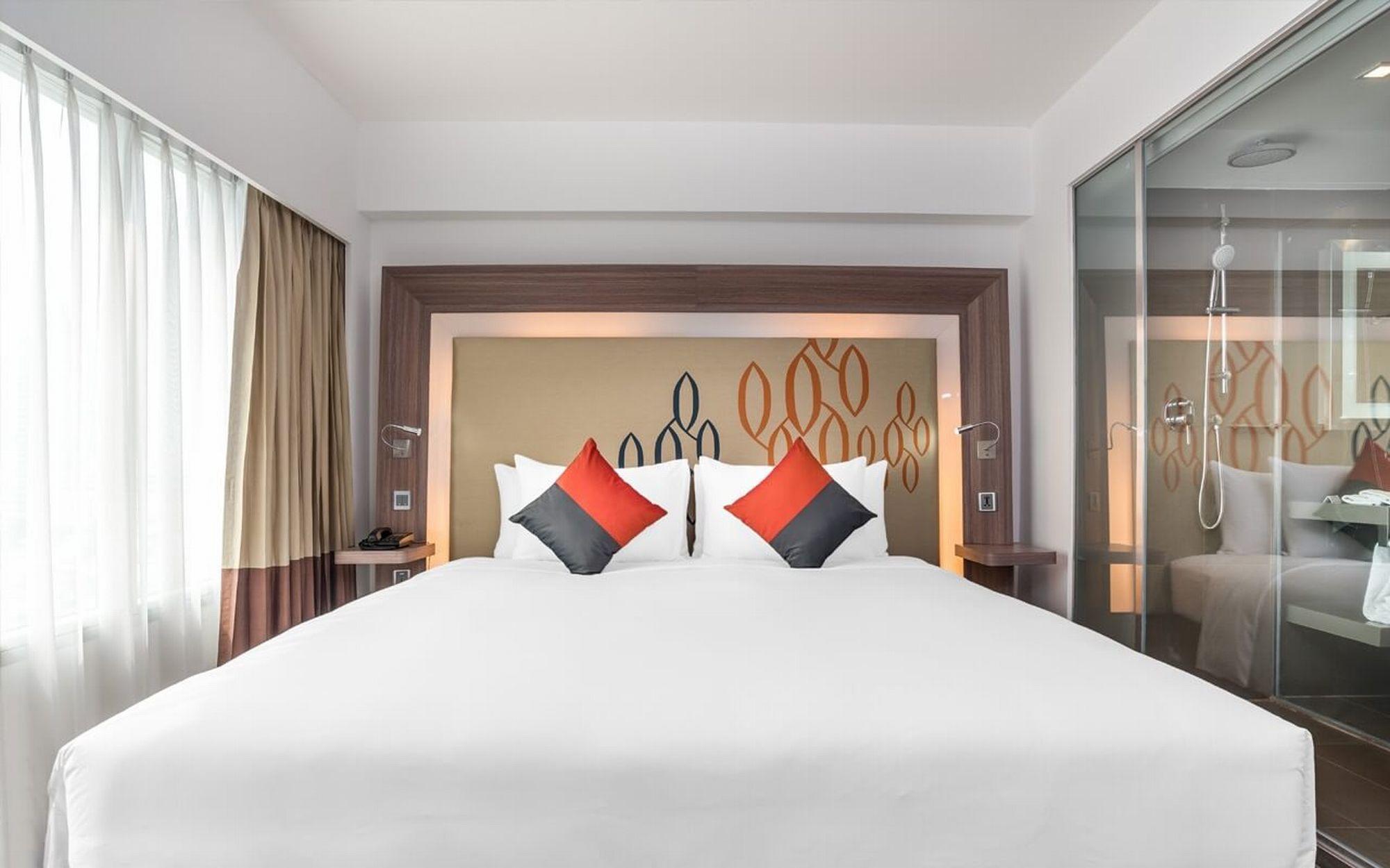 Hilton Garden Inn Bangkok Silom Exteriör bild