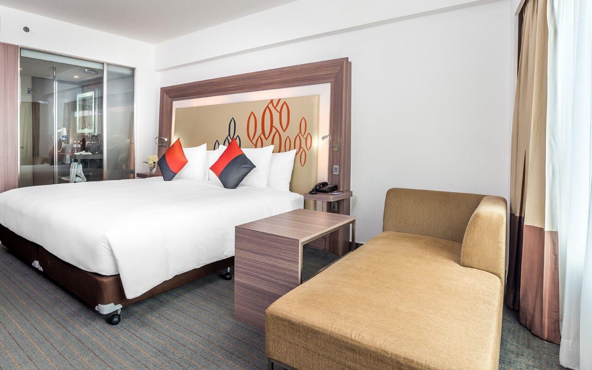 Hilton Garden Inn Bangkok Silom Exteriör bild