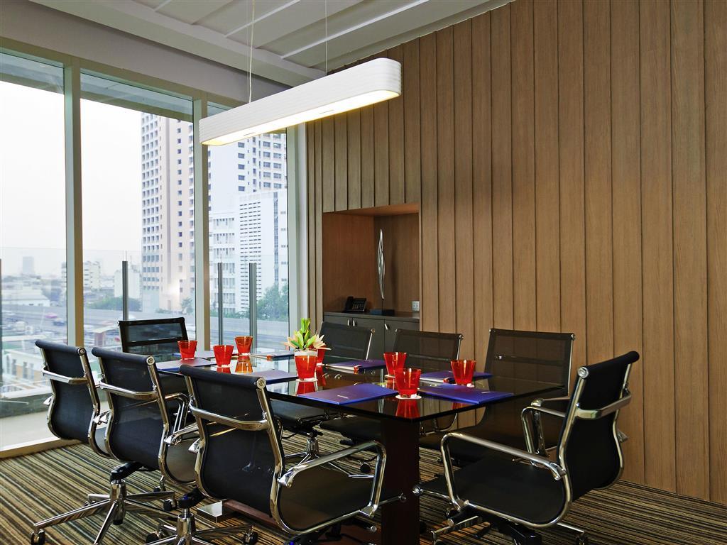 Hilton Garden Inn Bangkok Silom Exteriör bild