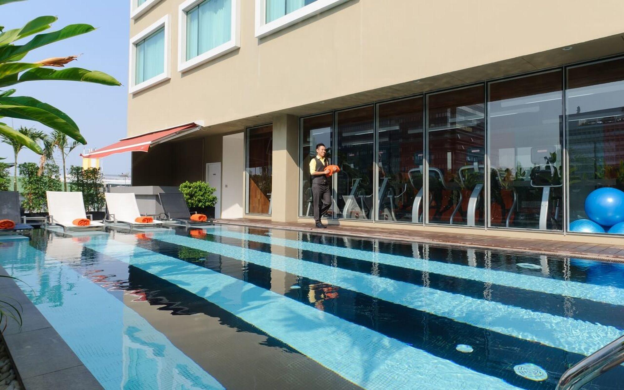 Hilton Garden Inn Bangkok Silom Exteriör bild