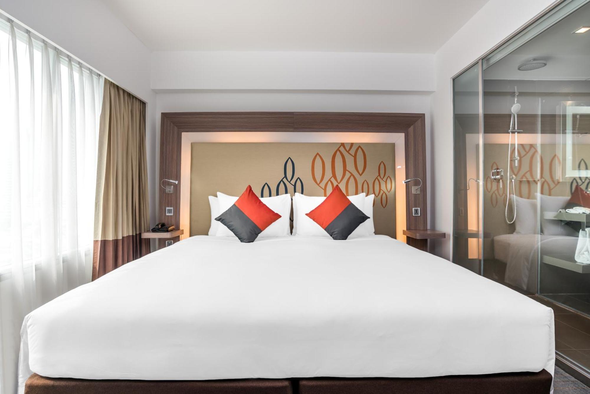 Hilton Garden Inn Bangkok Silom Exteriör bild