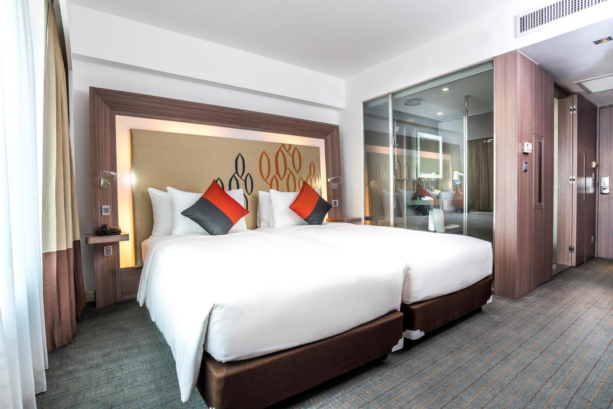 Hilton Garden Inn Bangkok Silom Exteriör bild