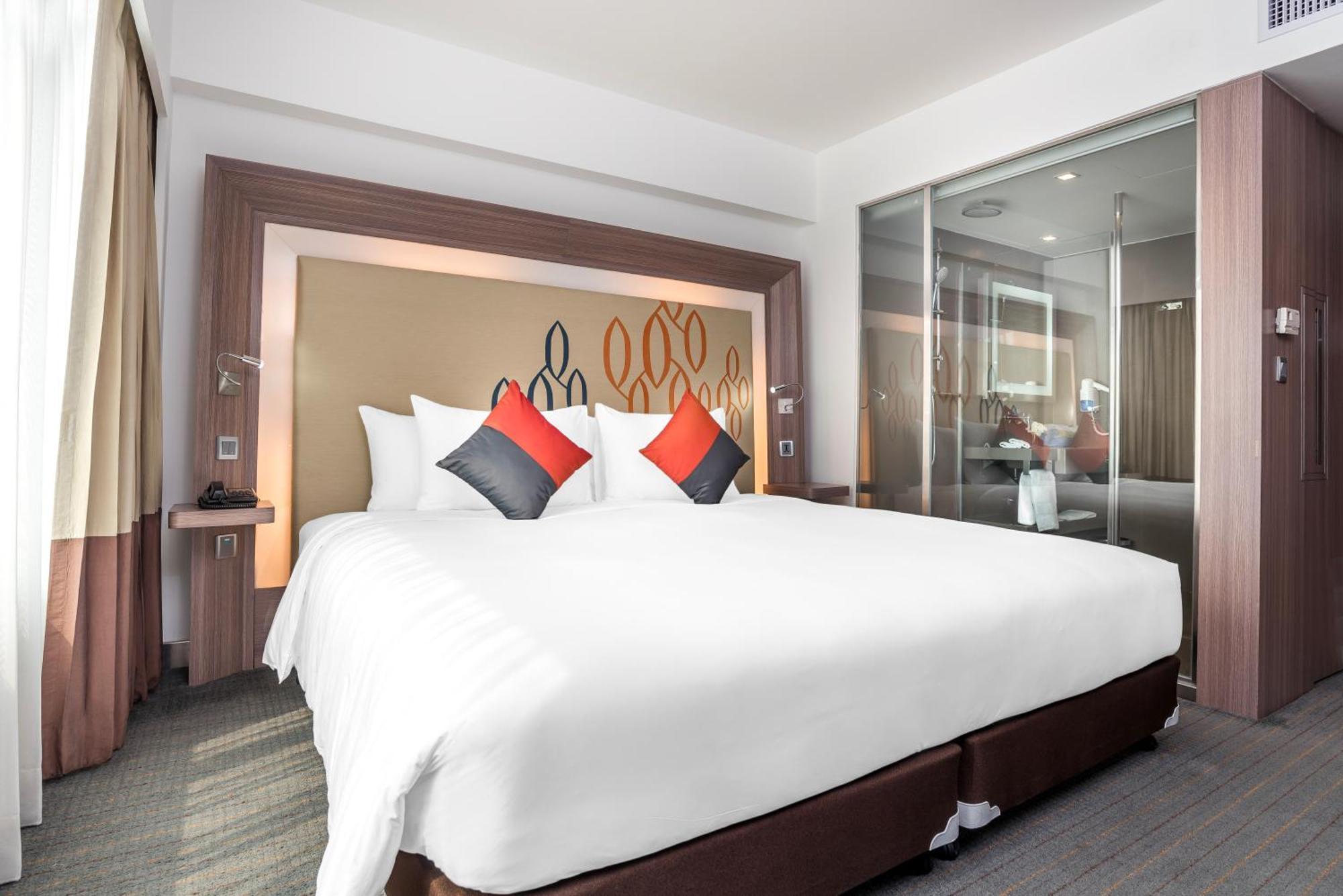 Hilton Garden Inn Bangkok Silom Exteriör bild