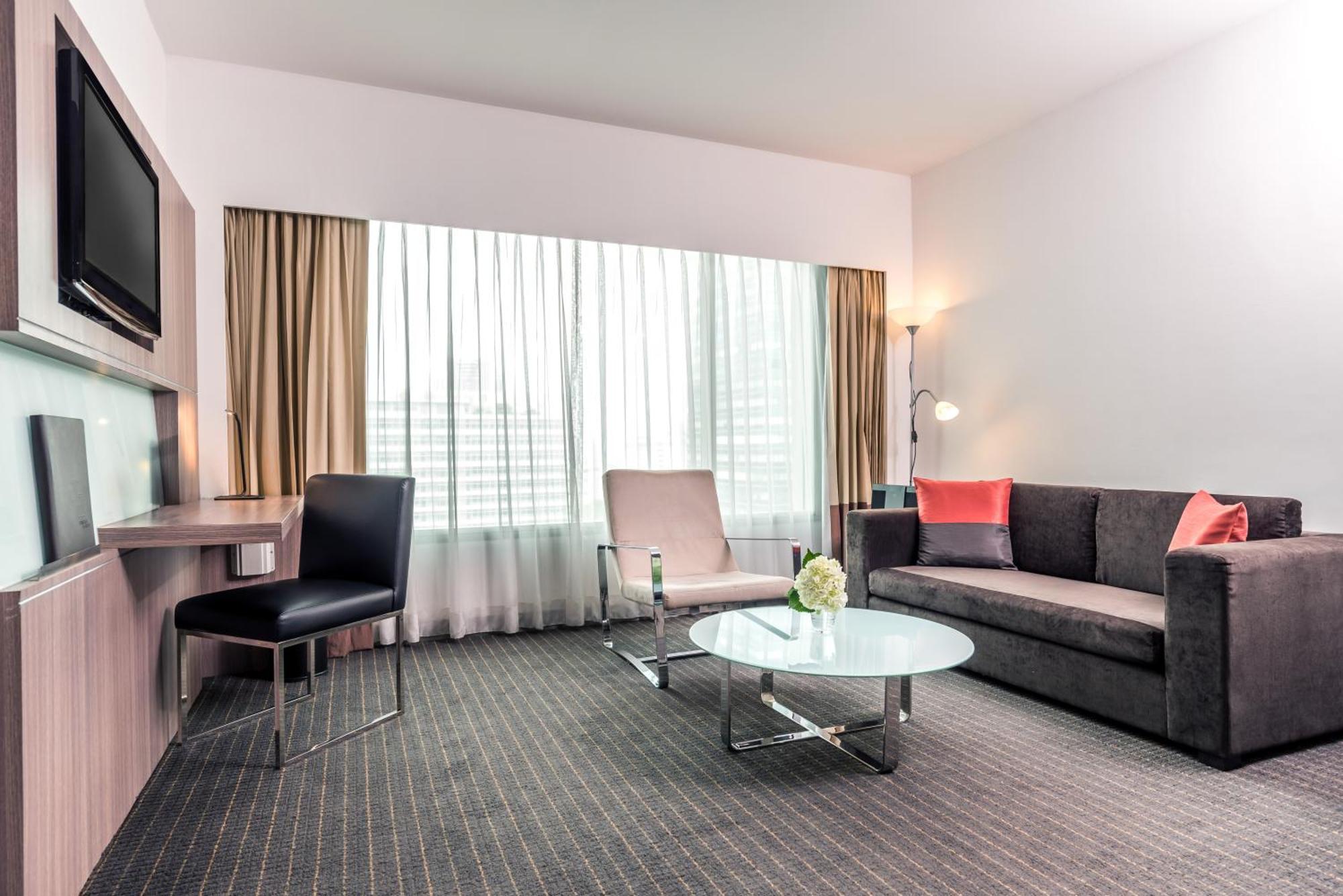 Hilton Garden Inn Bangkok Silom Exteriör bild