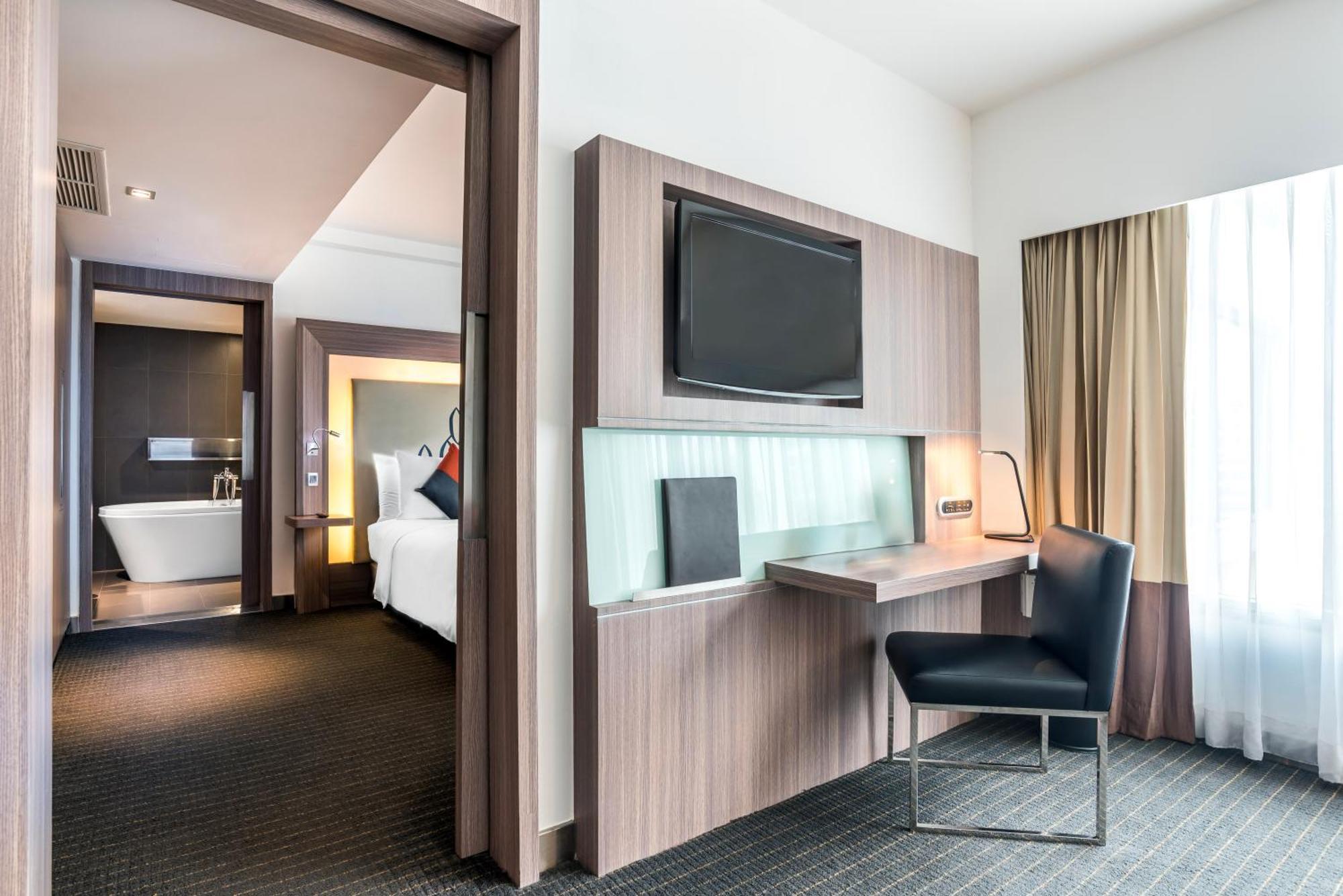 Hilton Garden Inn Bangkok Silom Exteriör bild