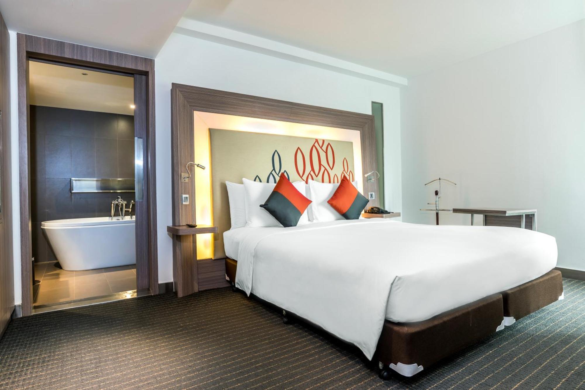 Hilton Garden Inn Bangkok Silom Exteriör bild