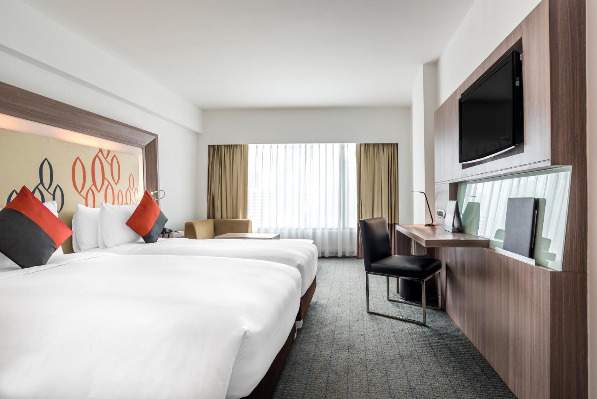 Hilton Garden Inn Bangkok Silom Exteriör bild