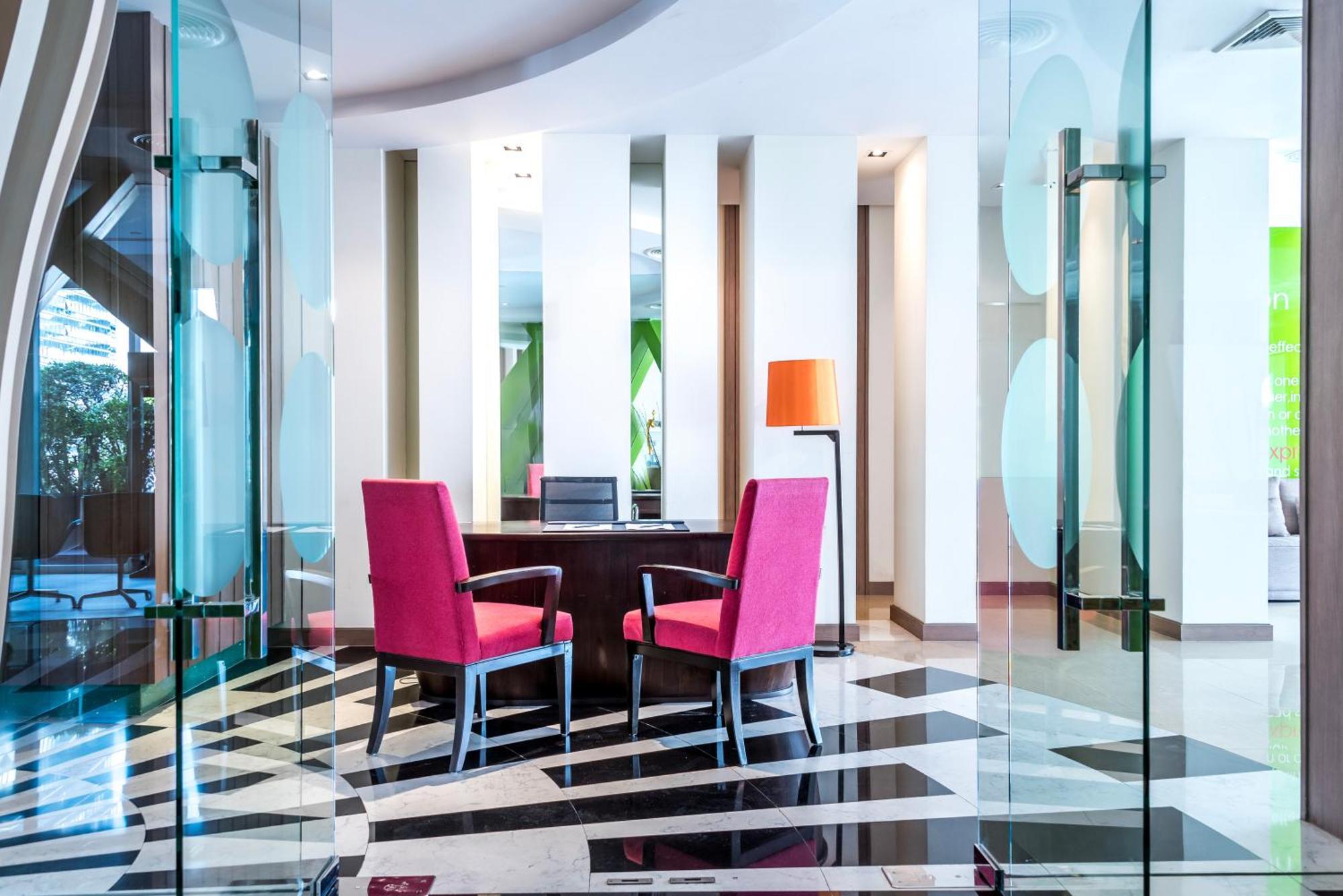 Hilton Garden Inn Bangkok Silom Exteriör bild