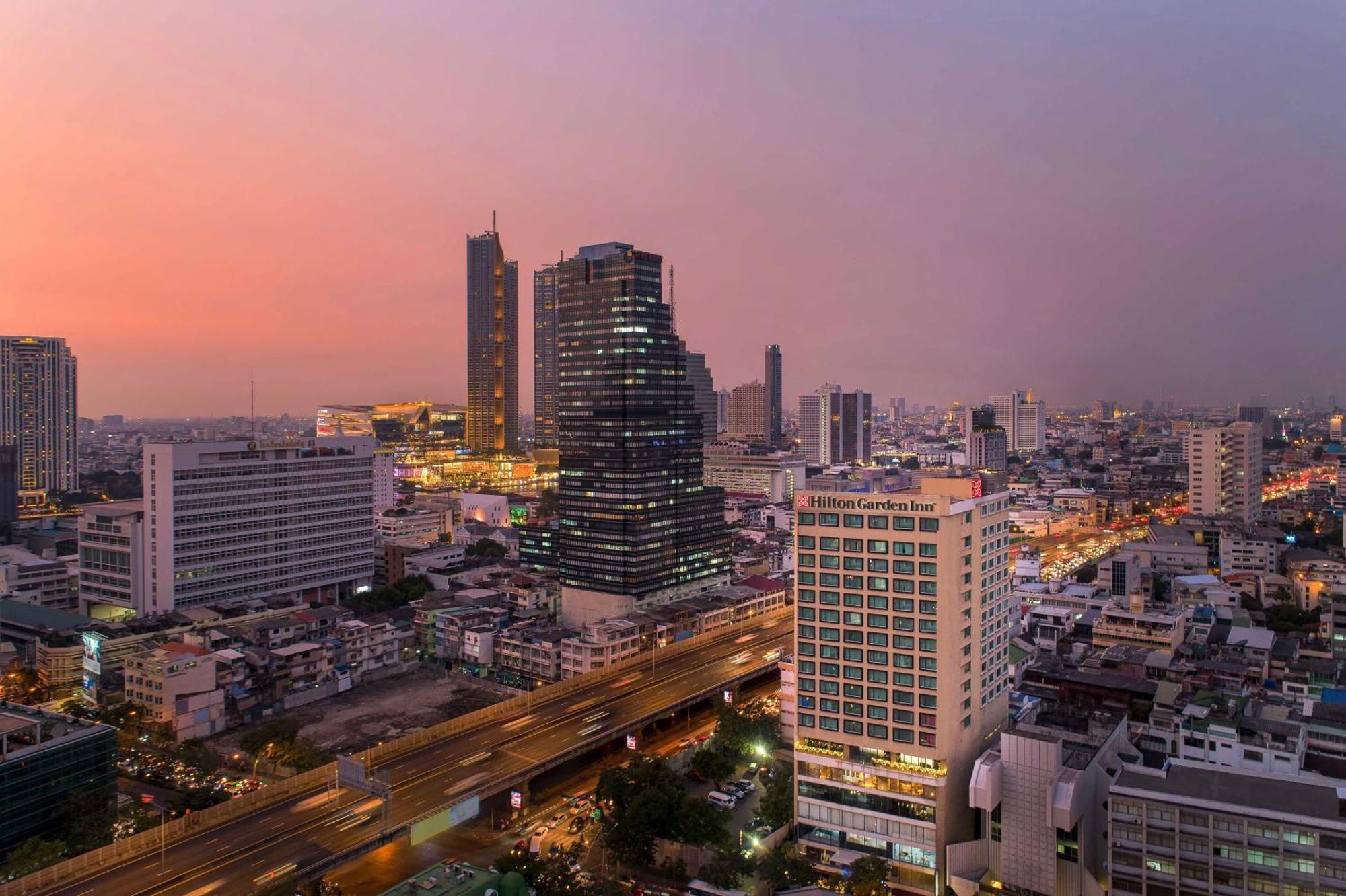 Hilton Garden Inn Bangkok Silom Exteriör bild