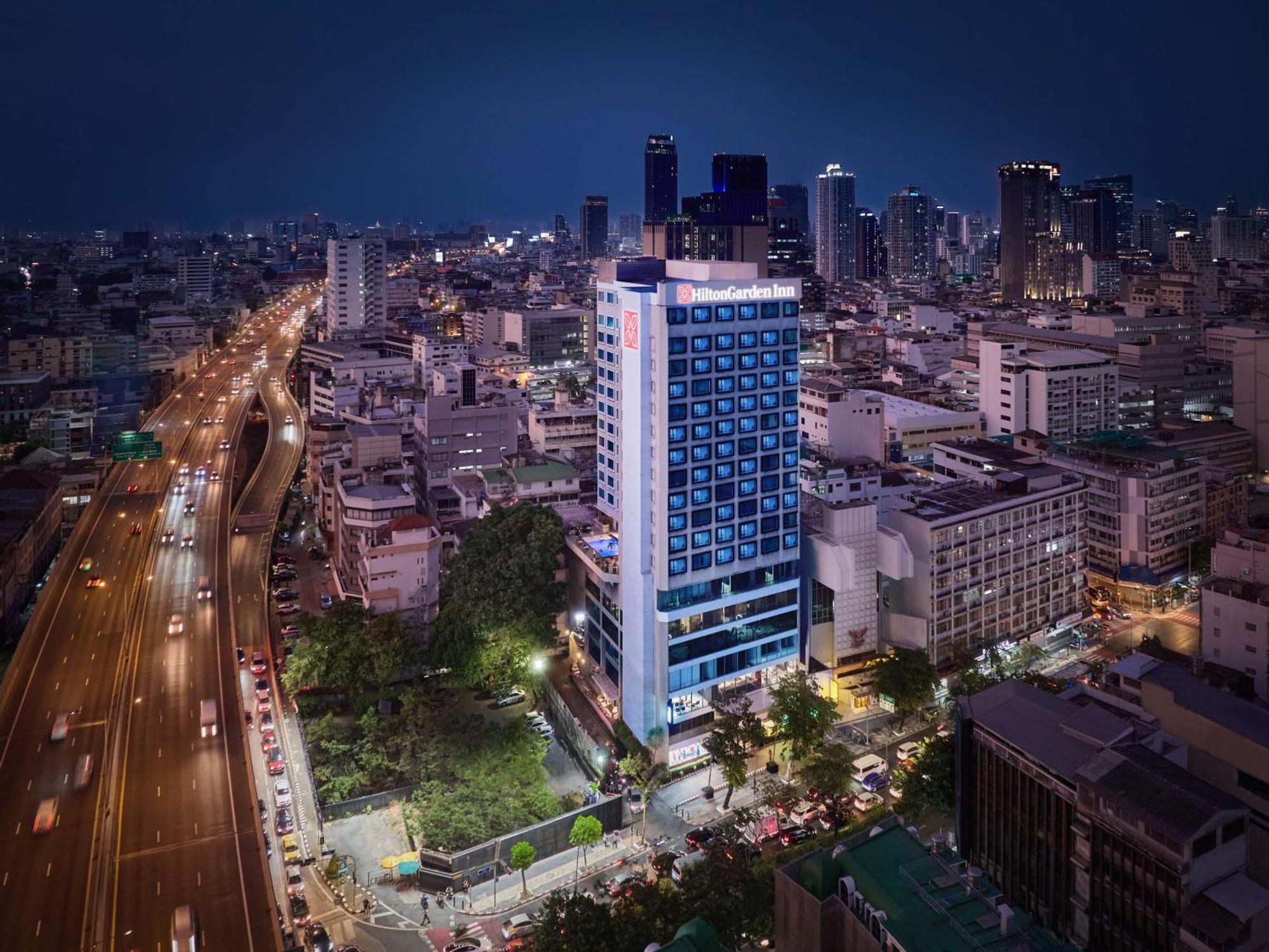 Hilton Garden Inn Bangkok Silom Exteriör bild