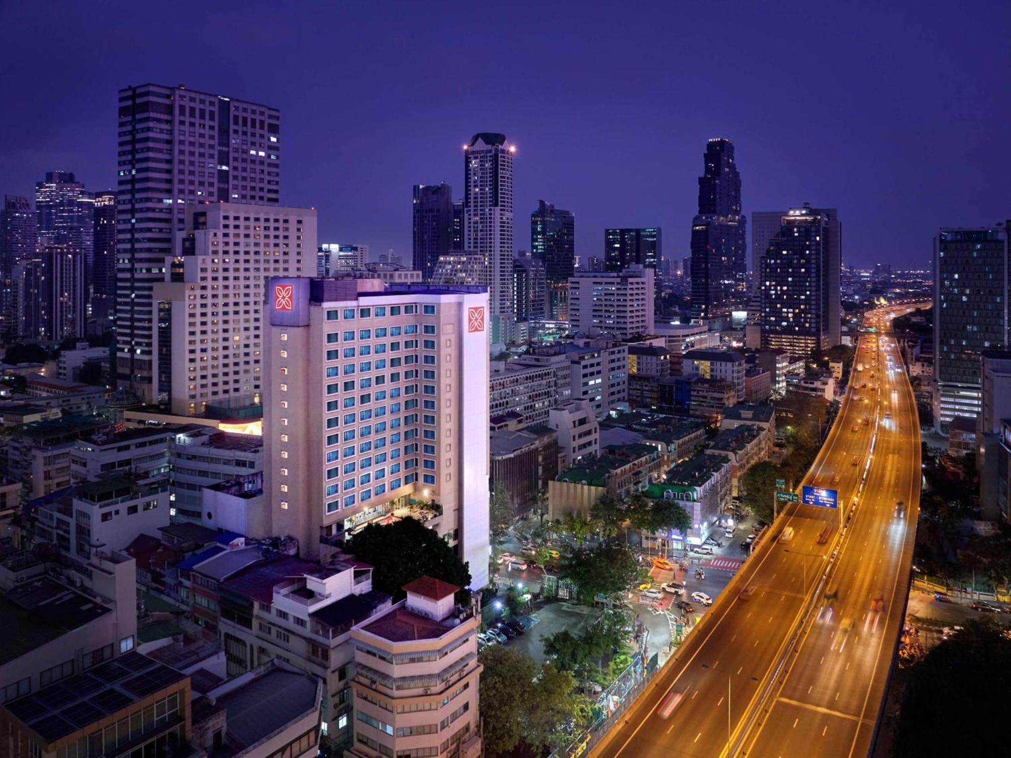 Hilton Garden Inn Bangkok Silom Exteriör bild