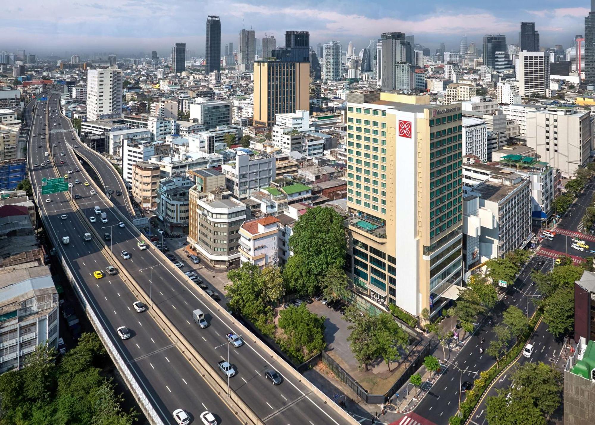 Hilton Garden Inn Bangkok Silom Exteriör bild