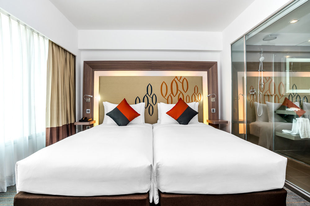 Hilton Garden Inn Bangkok Silom Exteriör bild
