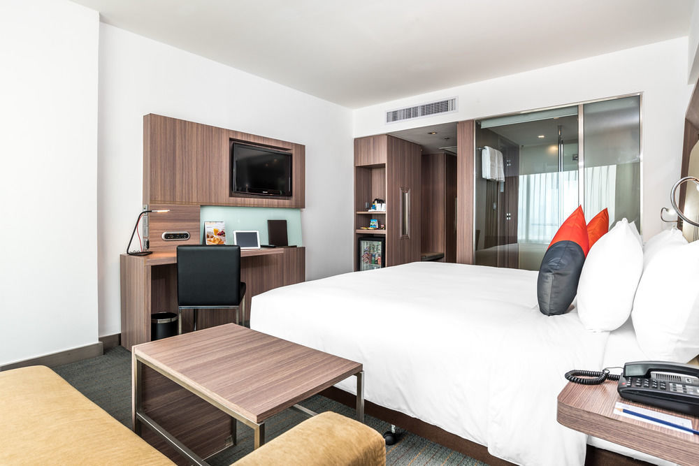 Hilton Garden Inn Bangkok Silom Exteriör bild