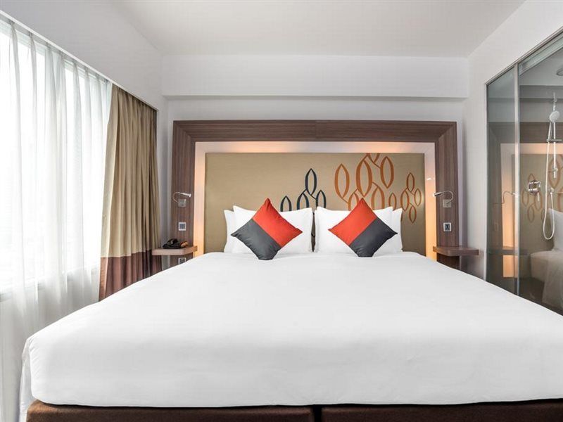 Hilton Garden Inn Bangkok Silom Exteriör bild