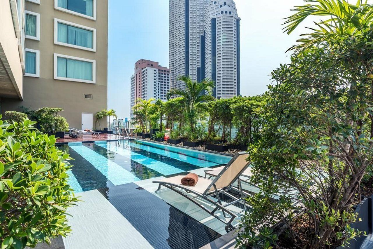 Hilton Garden Inn Bangkok Silom Exteriör bild