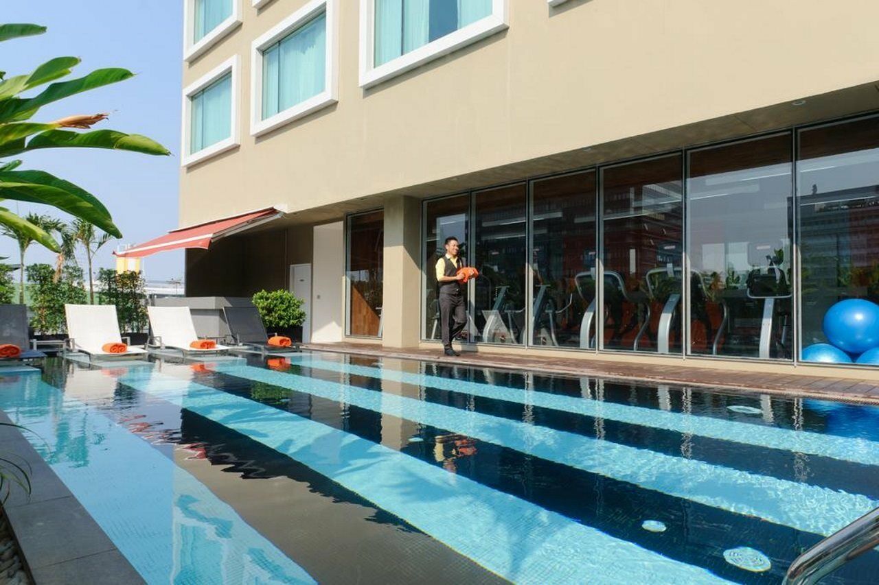 Hilton Garden Inn Bangkok Silom Exteriör bild