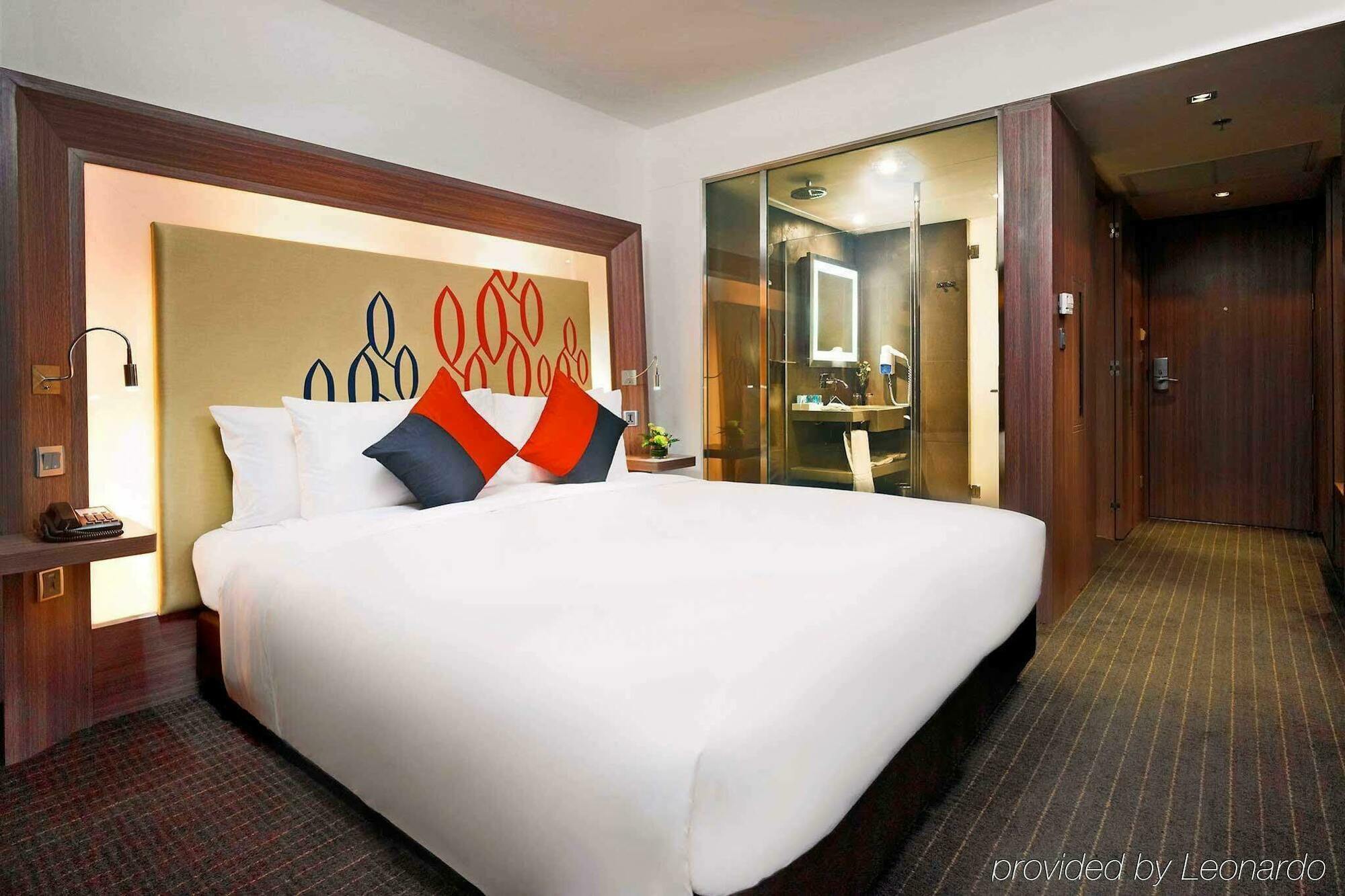 Hilton Garden Inn Bangkok Silom Exteriör bild