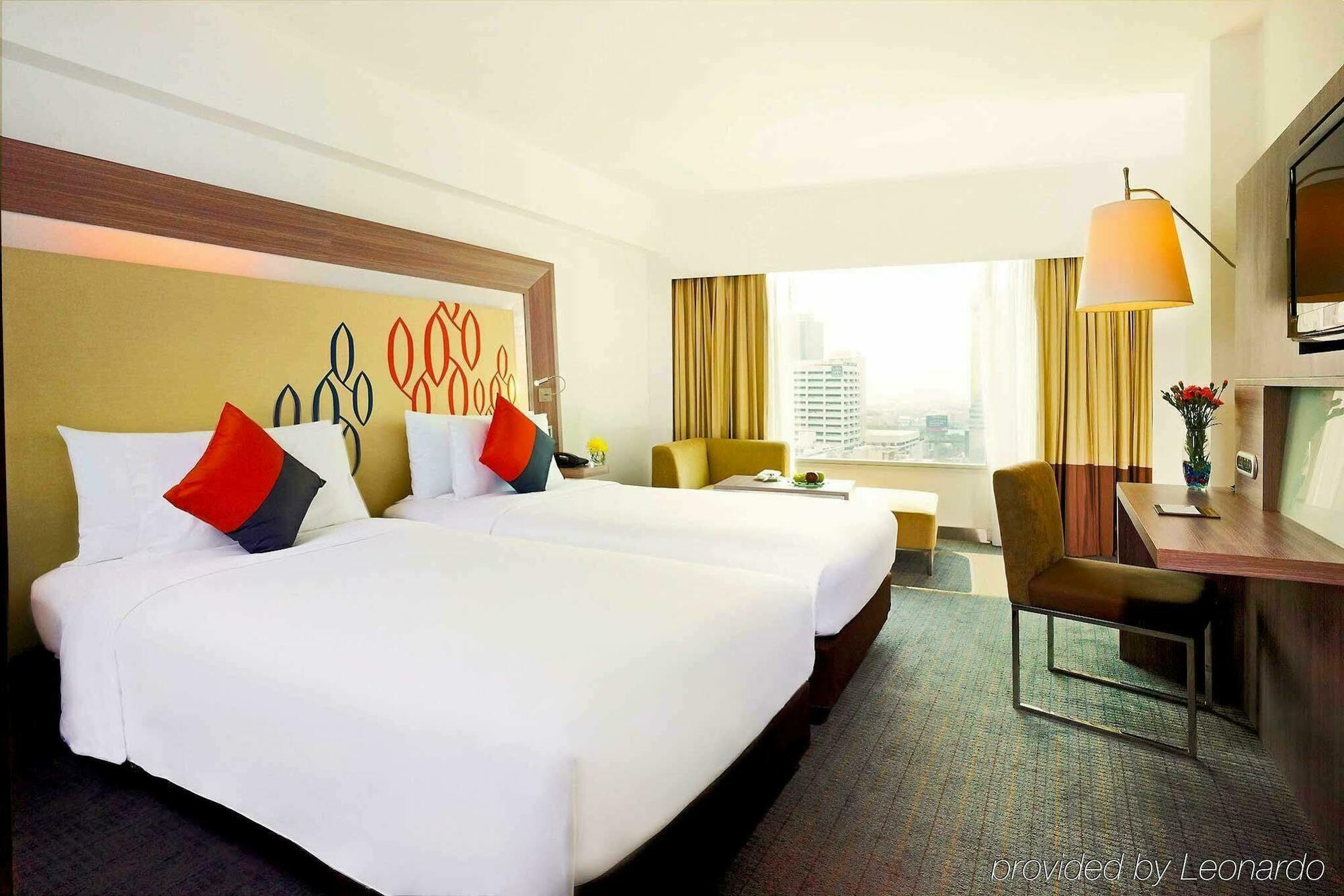 Hilton Garden Inn Bangkok Silom Exteriör bild