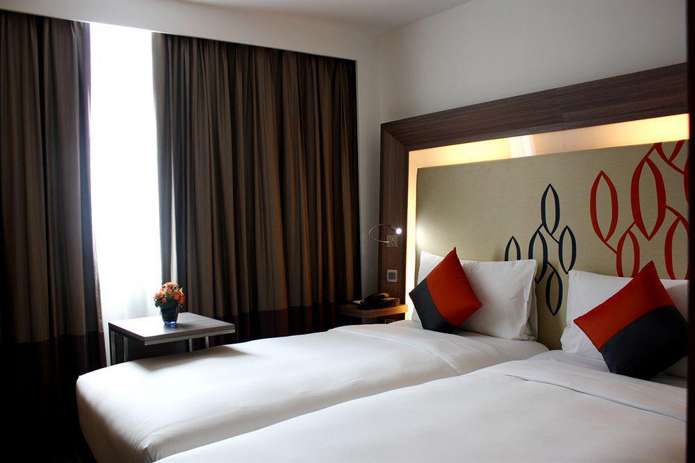 Hilton Garden Inn Bangkok Silom Exteriör bild