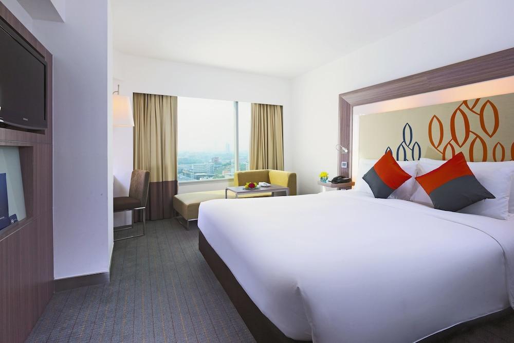 Hilton Garden Inn Bangkok Silom Exteriör bild