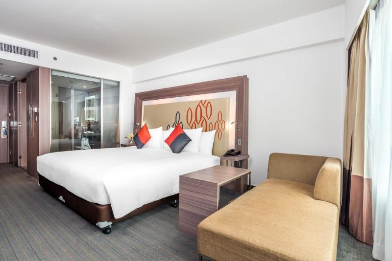 Hilton Garden Inn Bangkok Silom Exteriör bild
